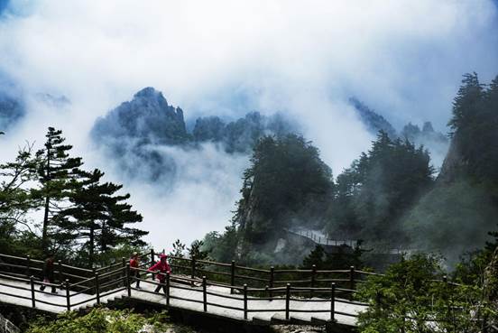 山峦舒画卷 诗意醉心间